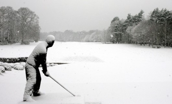 Videó: Ki mondta, hogy térdig érő hóban nem lehet golfozni?