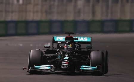 Hamilton nyert a szezon legkaotikusabb futamán Dzsidábban