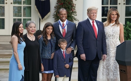 Megtörtént: Trump kitüntette Tigert